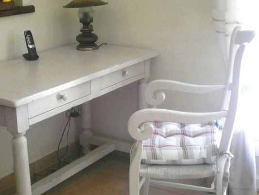 Bureau en châtaignier massif relooké à Istres